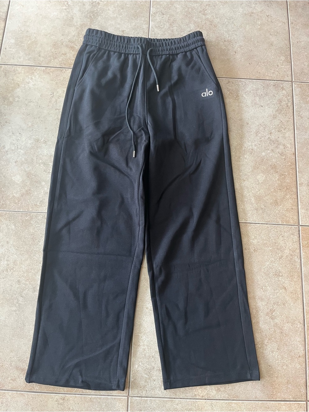 ALO Yoga Black Sweatshirt & Jogger Set - Picture 4 of 4